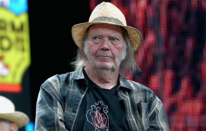 neil-young-muziklerini-kaldirdi