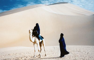 sicaklarda-koyu-renkli-giysiler-giyilir-mi