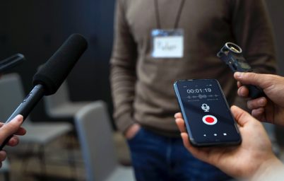 telefonunuzdaki-gizemli-kucuk-delikler