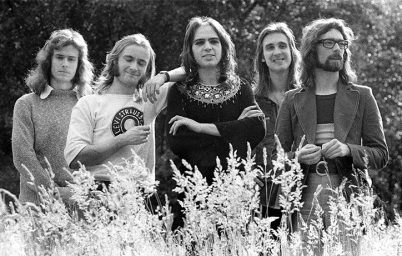 genesis-sarkilarinin-karanlikta-kalan-yuzu